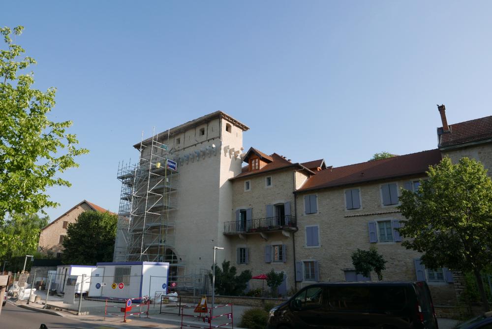 Une porte neuve pour la porte de la Loi